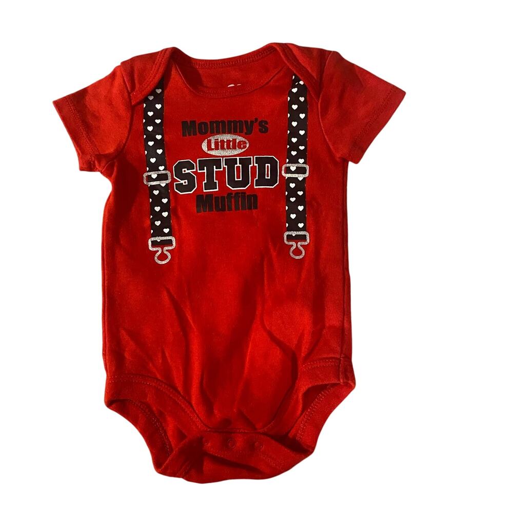 No Boundaries Red “Mommy’s Little Stud Muffin” Graphic One Piece Baby 6–9M